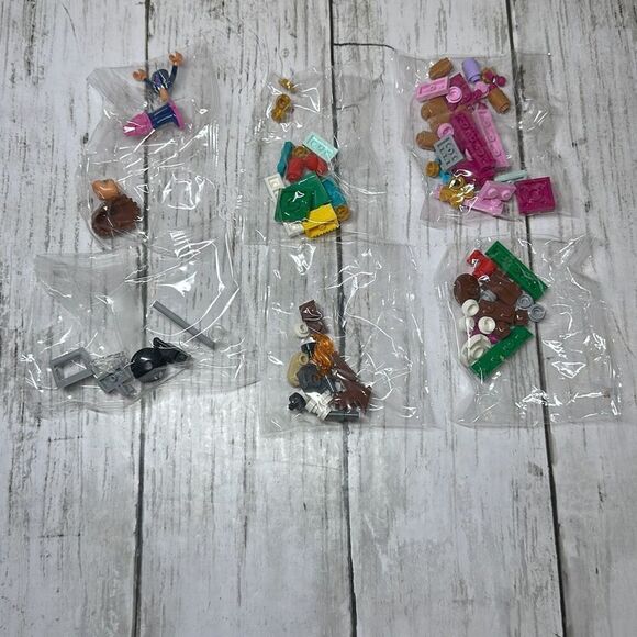 LEGO Friends 41706 24 Mini Builds from 2022 Advent Holiday Calendar - Picture 4 of 9